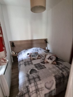 Chambre avec lit 2 personnes avec placard de rangement